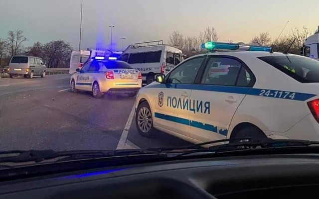 ВИДЕО Тежко пострадал полицай след гонка с кола, тъпкана с нелегални мигранти