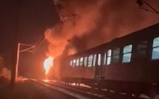 Случайно пътуващ пожарникар е предотвратил трагедия в пламналия влак