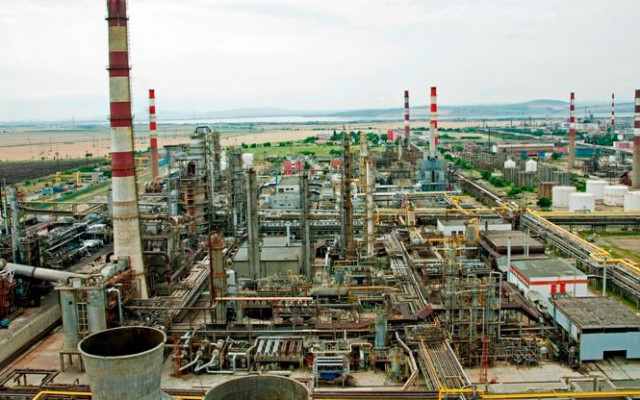 На първо четене: Енергийната комисия забрани износа на руски петролни продукти