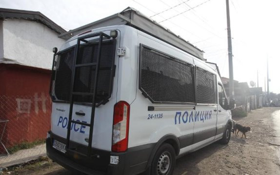 Стрелба с пушка в ромската махала в Самоков, мъж е с опасност за живот