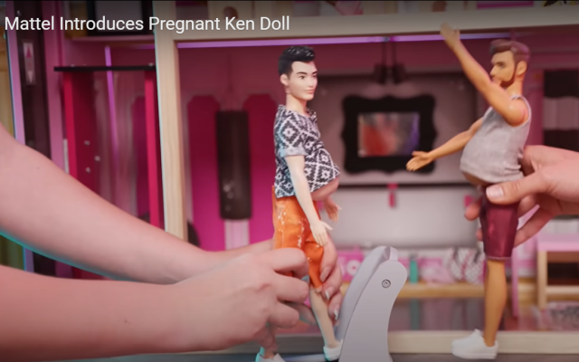 Бременен Кен ще радва децата за Коледа (ВИДЕО)