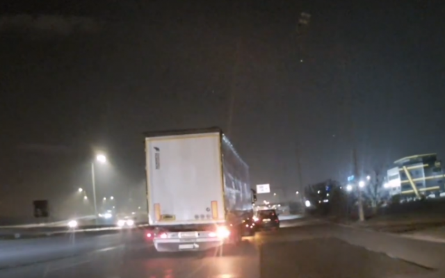 Тир избута от пътя кола на бул. "Ботевградско шосе" и избяга (ВИДЕО)