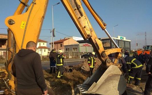 Пловдивски истории: Мъж се срина в тръба, престоя в нея притиснат цяла нощ, извадиха го - нищо му няма! (СНИМКИ)