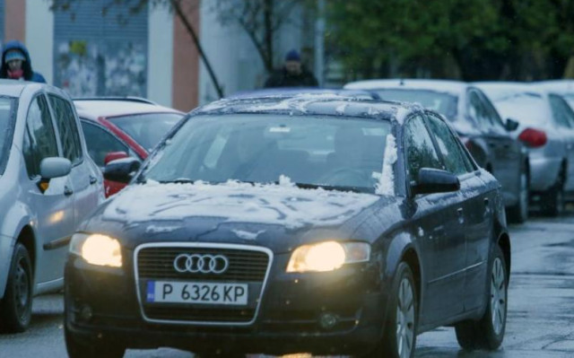 Първи сняг в София, обработват улиците срещу заледяване