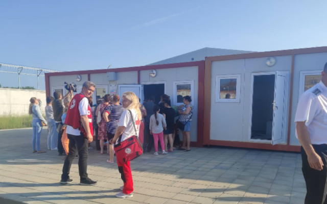 35 украински бежанци са настанени във фургоните в Елхово