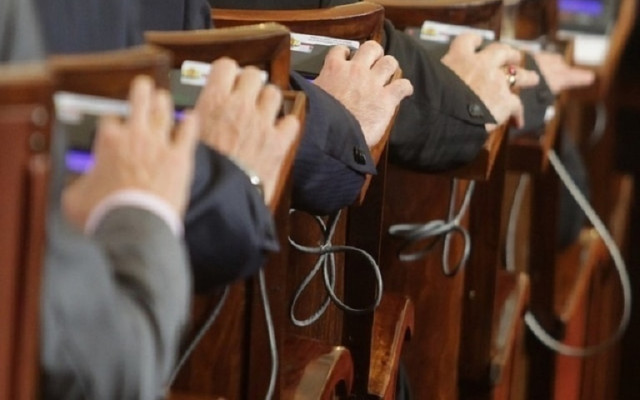 Близо 12 часа депутатите нищиха измененията в Изборния кодекс