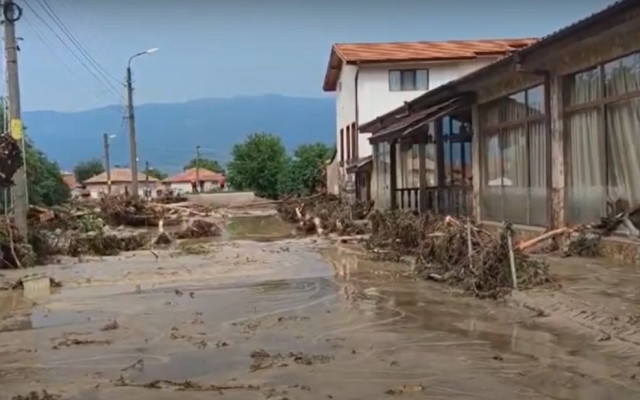 Без пари ли?! Ето за какво освен за „безплатните” дърва за огрев трябва да плащат  в наводнените села в Карловско!