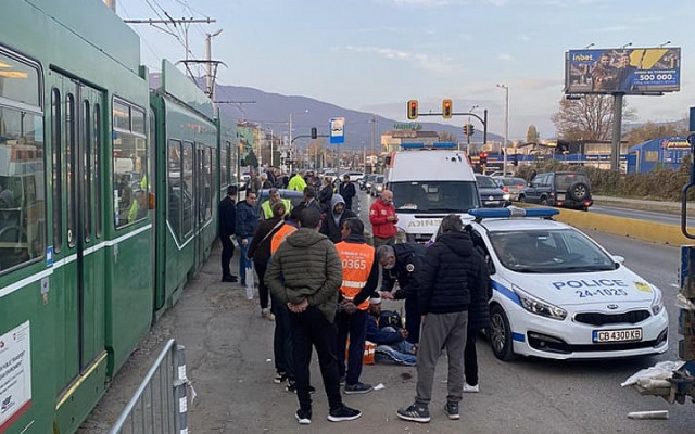 Трамвай удари мъж в София