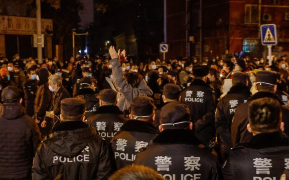 Не стихват протестите срещу Ковид мерките в Китай, пак се биха с полицаи