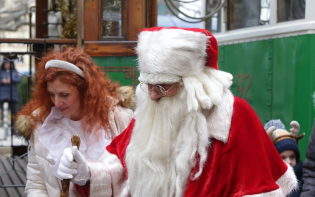 Дядо Коледа и Снежанка в коледен трамвай в София