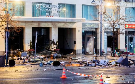 Огромен аквариум се спука в хотел в Берлин, рани двама души