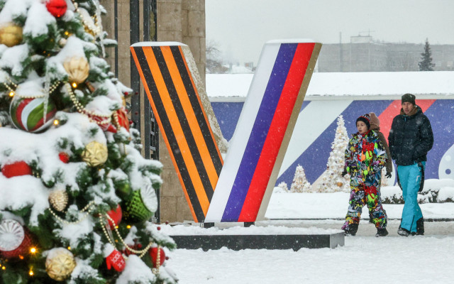 Москва заложи на символите на войната за коледна украса