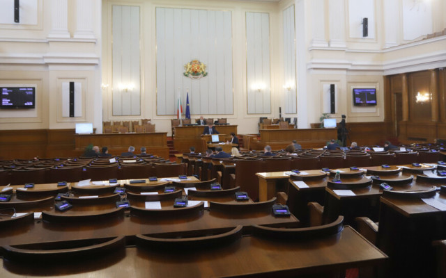 Депутатите решиха: При нужда държавата ще поема контрол над Лукойл и Инса ойл