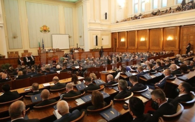 БСП разигра цирк в парламента: Депутатите предават по телефоните си закритото заседание