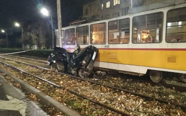 Кадри показват момента на сблъсъка между кола и трамвай в София