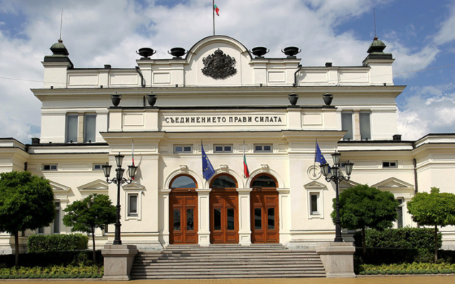 Парламентът заседава извънредно - изслушват Иван Шишков