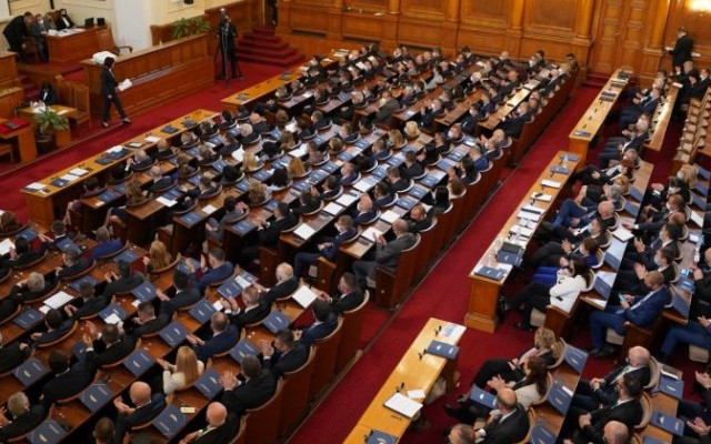 Парламентът продължава с обсъждането на удължаването на бюджета