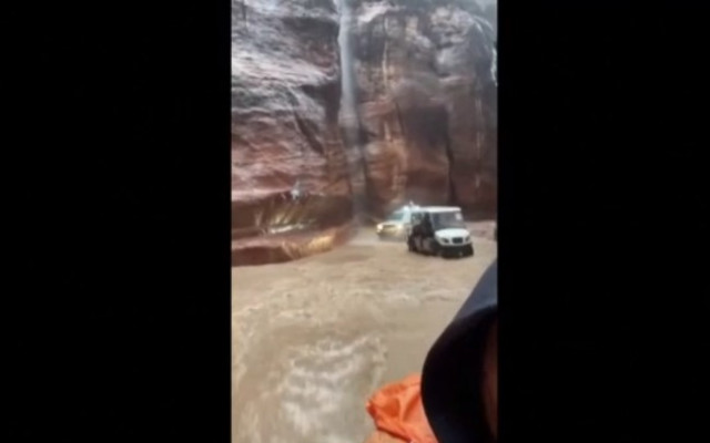 Туристи бягат от наводнение в Петра