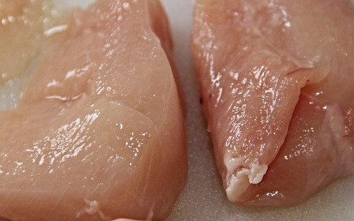 Пилешкото е поскъпнало с 35%, не описват дали месото е повторно замразено
