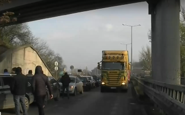 Необичайна блокада на „Дунав мост”:  Внезапно колите на стотина граждани се развалиха