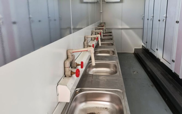 "Къпеха се със студена вода, бабите падаха в тоалетните": Защо украинци напускат България