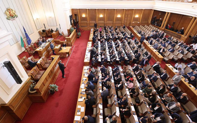 Тренд: Рекордно ниска оценка за работата на парламента, ГЕРБ лидер с 25,8%
