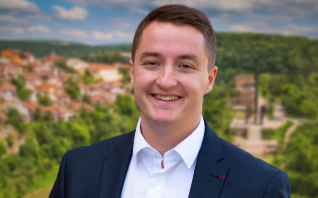 Смелият Явор Божанков, който "сипа" на Корнелия, вече официално е независим депутат