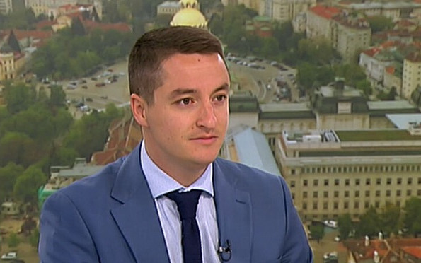 Изключеният Явор Божанков си татуира черна овца (СНИМКИ)