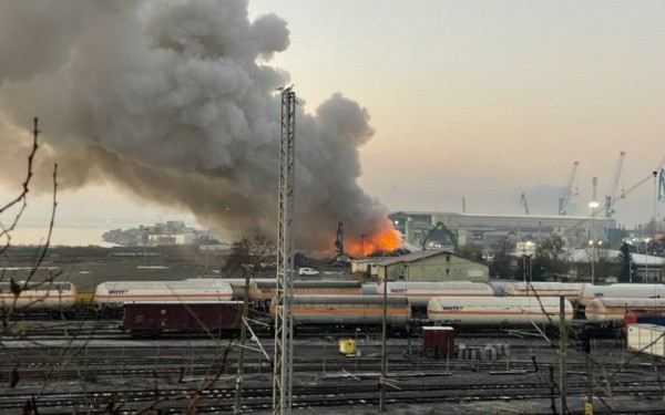 Огнеборци гасят с голям пожар на пристанище Бургас-запад