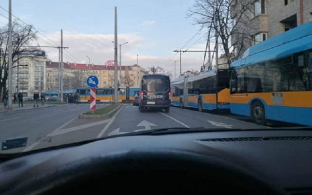 Трамвай аварира на новоремонтираната линия при Руски паметник  в София