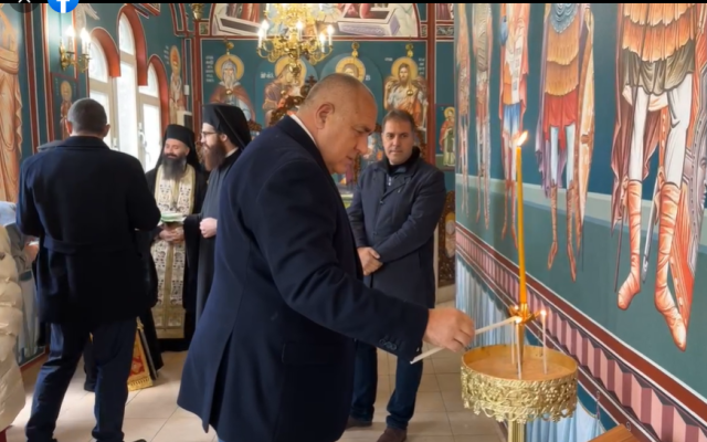 ВИДЕО Борисов подари на новостроящия се храм "Св. Стефан" в София  камък от Йерусалим