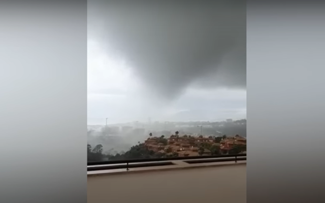 Чудовищно торнадо помете Испания (ВИДЕО)