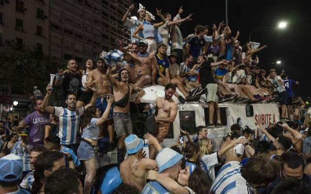 Аржентина е в делириум, десетки милиони са по улиците ВИДЕО