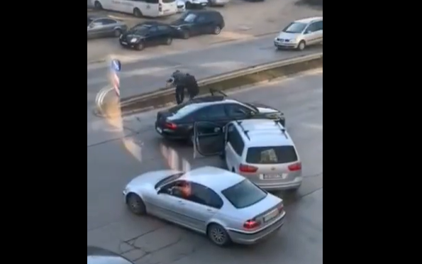 Предколеден екшън в София: Шофьори се млатиха на оживено кръстовище (ВИДЕО)