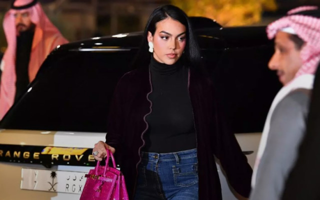 Вписали жената на Роналдо като прислужница, за да може да живее с него