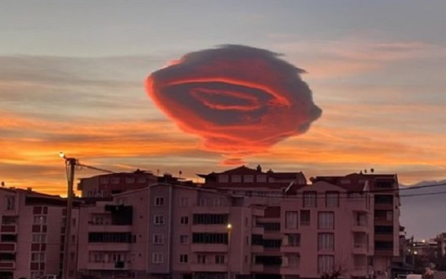 Шок в Бурса: Това облак ли е, или НЛО? (ВИДЕО)