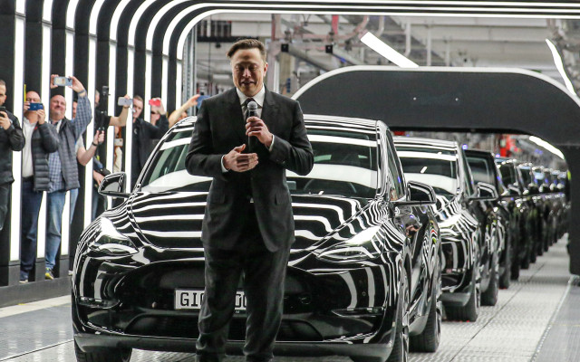 Tesla с рекордни печалба, Мъск се цели в 2 милиона продадени коли тази година