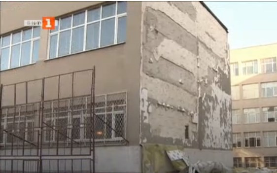 Силният вятър събори изолация на училище в София, паднали клони нанесоха щети на автомобили