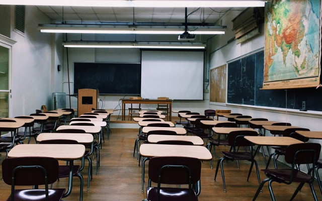 Бг абсурди: Учителки млатиха директорка, 1000 ученици зяпат сеир