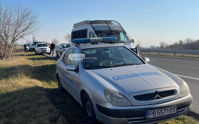 Спипаха жандармерист да превозва 30 мигранти в бус на АМ Тракия