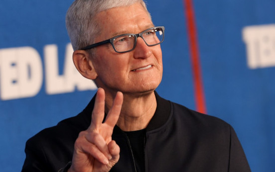 Apple намали с над 40% заплатата на шефа си Тим Кук