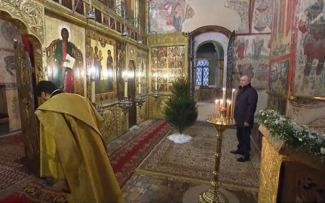 Путин бе сам на празничната рождественска служба в кремълската катедрала