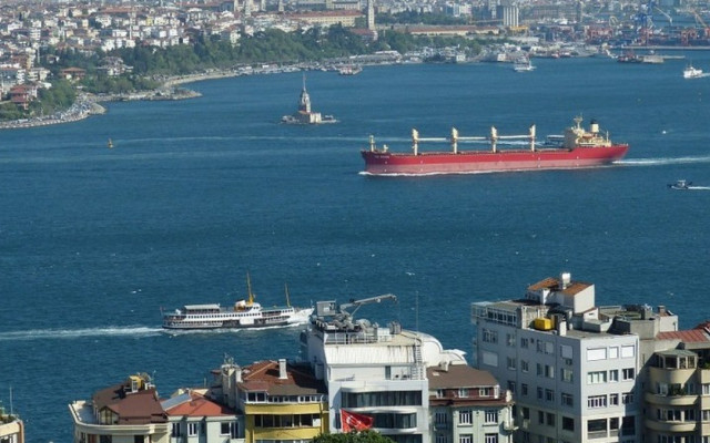 Затвориха Босфора след инцидент с украински кораб