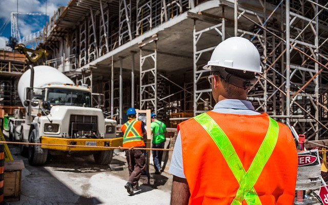 Всеки четвърти работник без трудов договор е в строителството