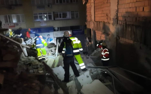 Извадени са 2-ма от 5-имата оцелели, открити от български доброволци под руините в Турция