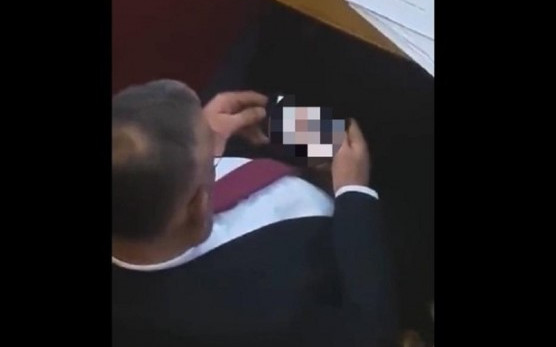 Хванаха сръбски депутат да гледа порно в парламента, той подаде оставка