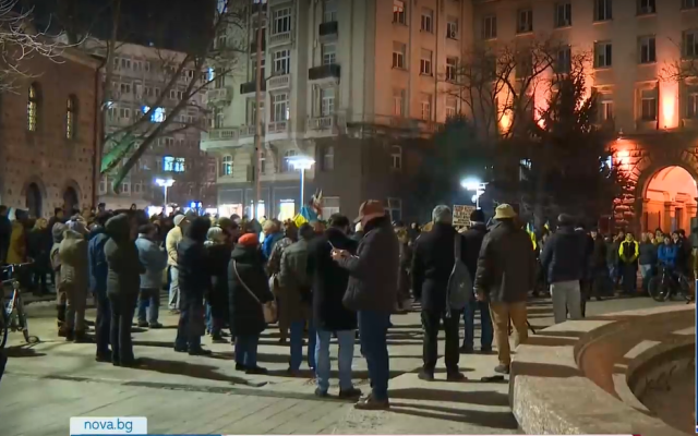 Протест срещу Радев снощи пред президентството, бил "защитник на Кремъл"