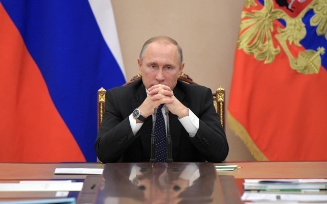 Гласове от отвъдното съветват Путин