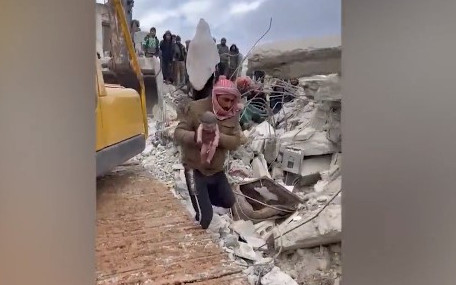 Бебе се роди под развалините в Сирия