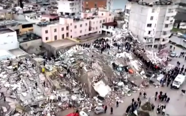 Турски спасители: Над 12 500 са вече жертвите на трусовете! (ВИДЕО)